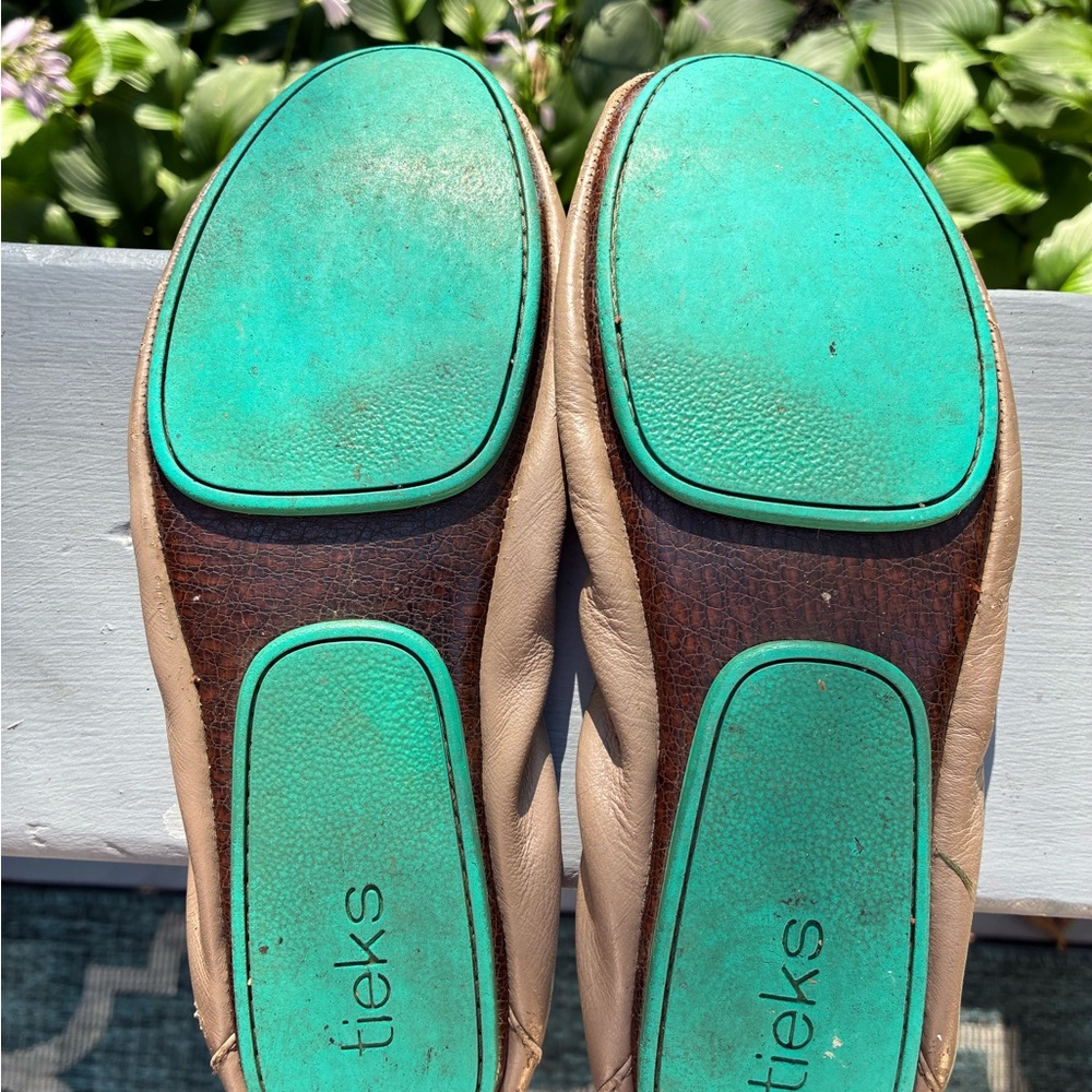Tieks by Gavrieli Taupe Flats, Size 8 in fair condition - Picture 7 of 8